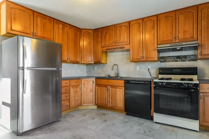 Building Photo - 913 N Arapaho St