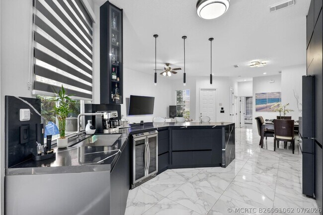 Building Photo - 416 SW Horseshoe Bay