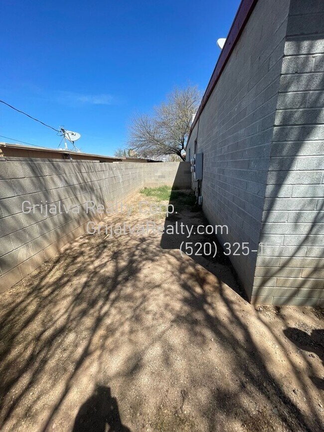 Building Photo - 5837 E 24th St