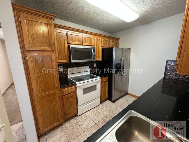 Building Photo - Spacious 3 Bed, 3 Bath Home in Raymore wit...