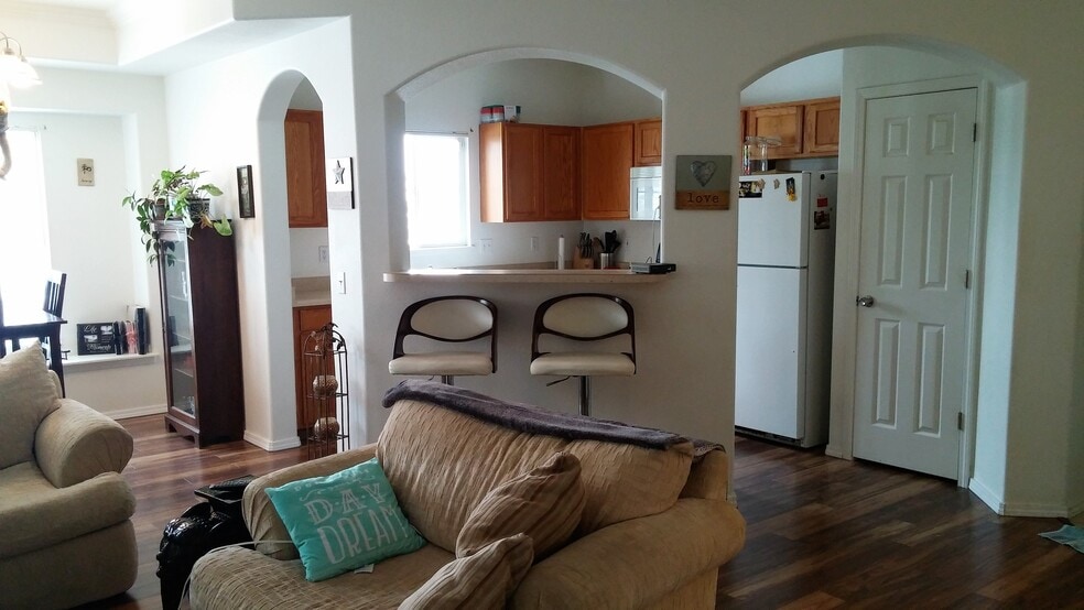 Living - 3810 Strawberry Field Grv