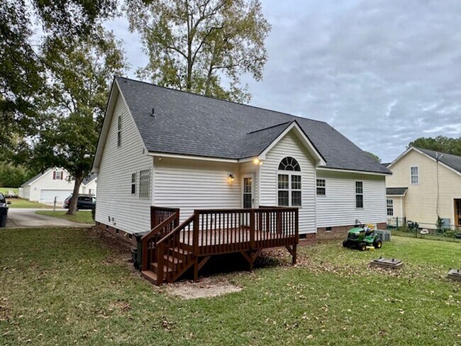 Building Photo - 5 minutes to White Oak!