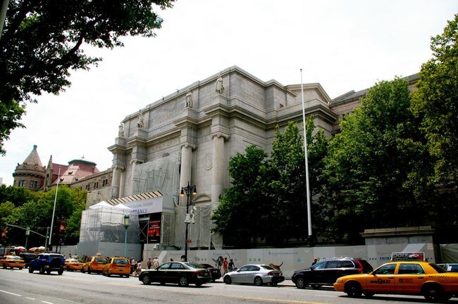 Building Photo - 323 W 96th St