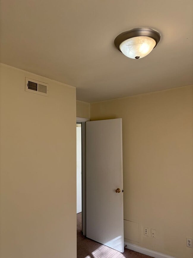 Building Photo - 4BR/2BA Near Virginia Tech | Bus Route, Laundry In-Unit