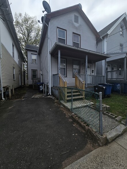 Primary Photo - 34 Hallock St