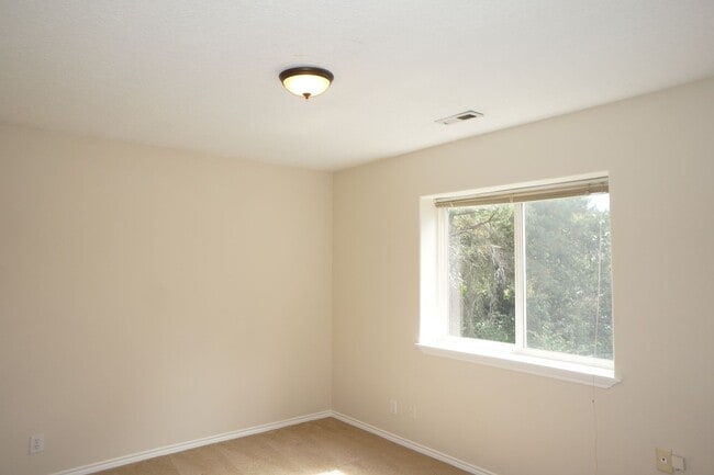 Building Photo - SE Jewel! Spacious living!