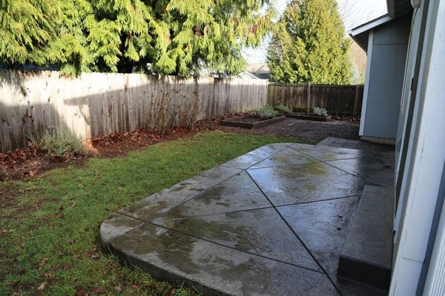 Building Photo - 3 bed 2 bath Big Garden, Close to park and...
