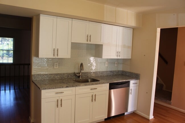 Building Photo - 3 Level  3 + 3.5 Ba w/2 BRAND NEW BATHROOMS & UPDATED KITCHEN -