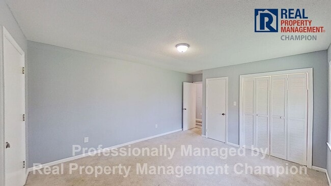 Building Photo - Charming 2 BD/1 BA Bungalow with Fenced Ba...