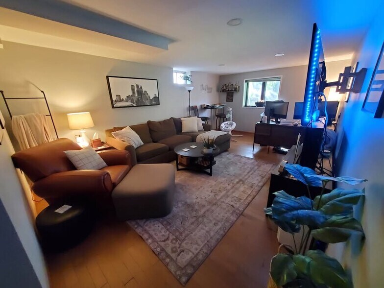 Family room - 5853 Winnetka Ave N
