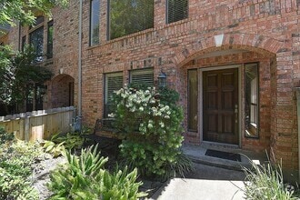 Building Photo - 2717 La Branch St