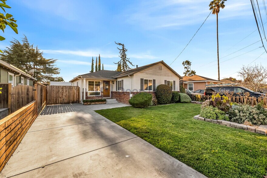 Building Photo - 2448 Pioneer Ave