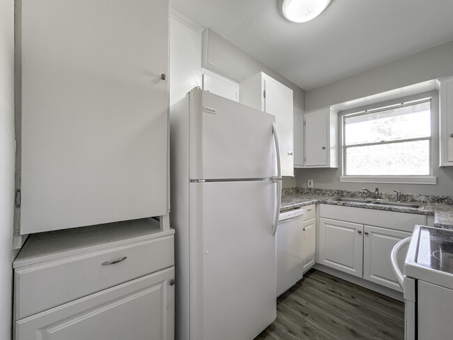 Kitchen - 4539 Dakota St