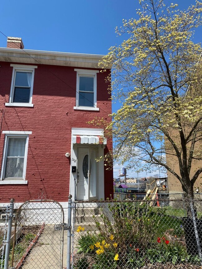 UPDATED 2 BEDROOM IN THE HEART OF BLOOMFIELD! 342 Ella St Pittsburgh PA 15224 Apartment Finder