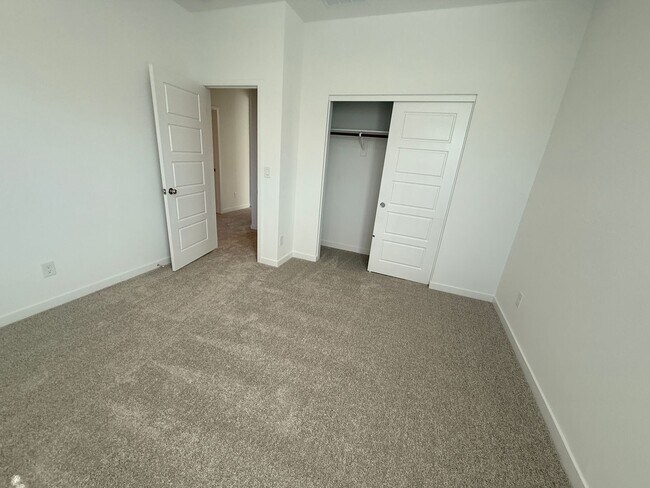 Building Photo - Brand new, never-lived-in Lennar corner end-unit townhome offering exceptional natural light thro...