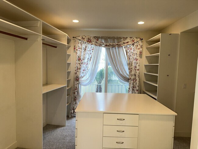 Building Photo - 8120 Billowvista Dr