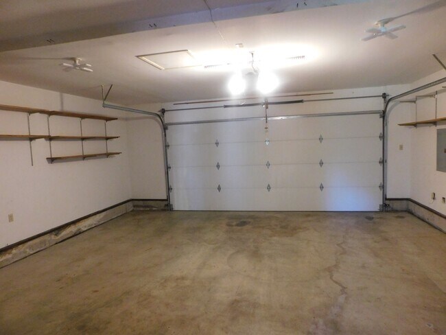 Building Photo - Beautiful 4 Bedroom, 2.5 Bathroom Home in ...
