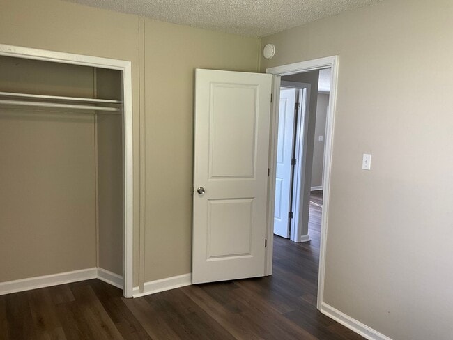 Building Photo - Come see this duplex that is conveniently ...