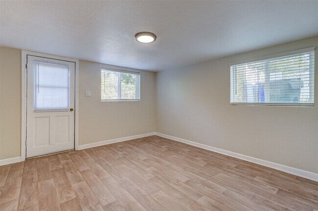 Building Photo - 237 S Hardin St