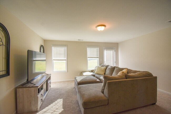 Building Photo - 3 Bedroom 2.5 Bathroom- Built in 2024!