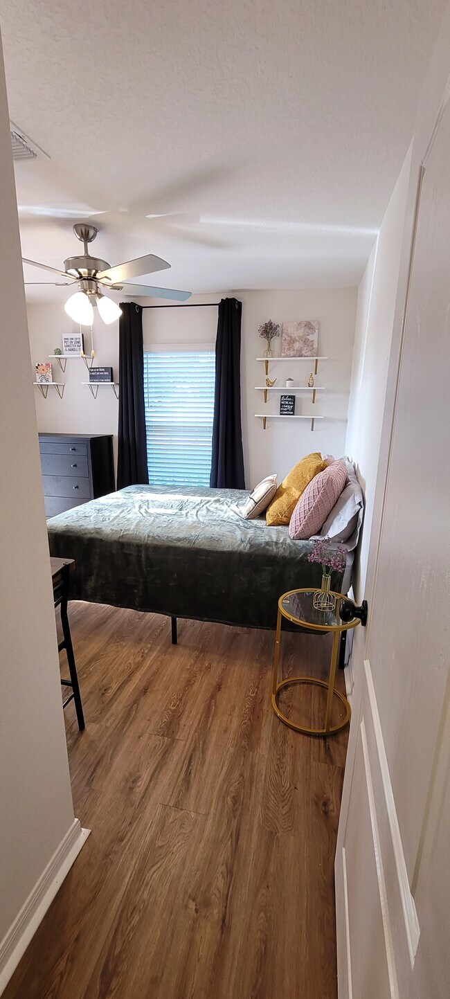 Building Photo - 1609 Deerfield Ave