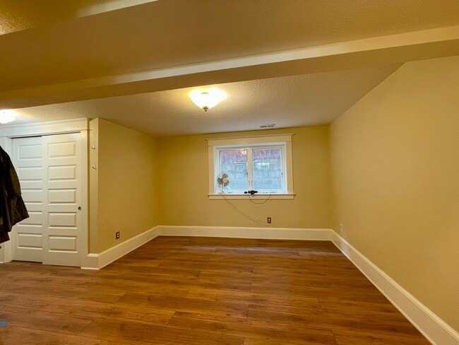 Building Photo - Lovely NE  3 Bed 2 Bath - King Neighborhood - A/C, Garage and Location!