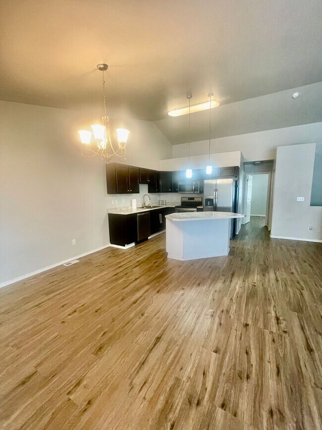 Building Photo - Condo Close to base! 3 bed/2bath/2car garage, Available now!
