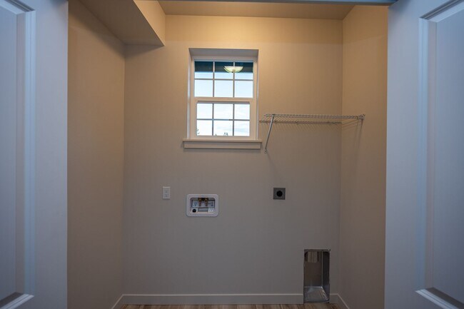 Building Photo - Move in Special! Carefree living in vibrant downtown Puyallup!