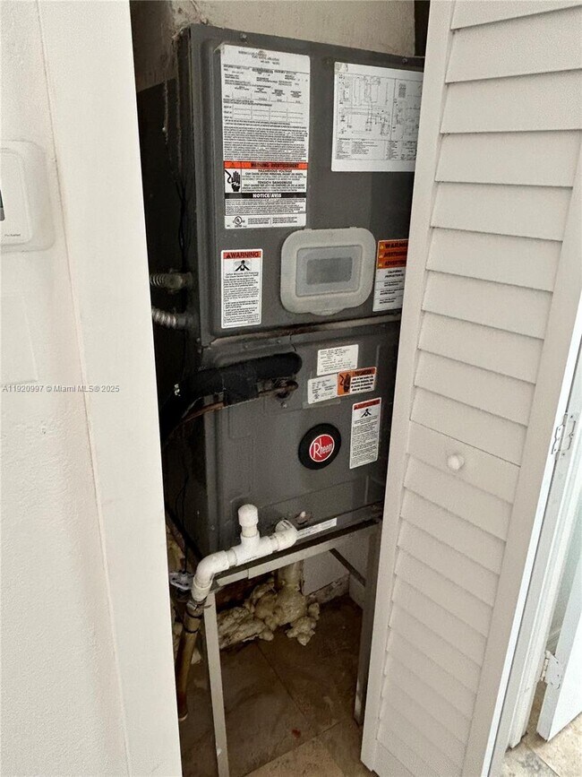 Building Photo - 953 SW 10th St