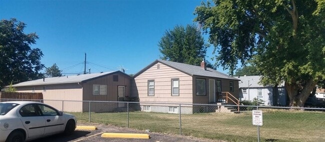 Building Photo - 122 E Hazel St
