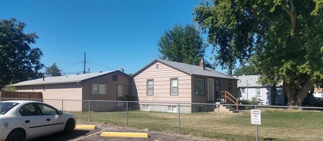 Building Photo - Hazel St Triplex