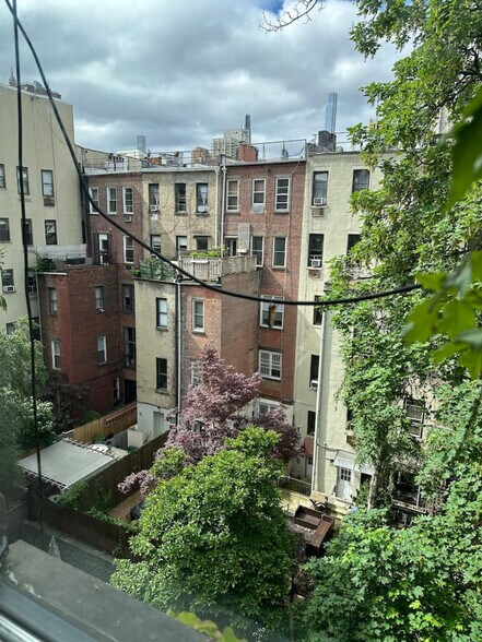 Building Photo - 112 W 78th St