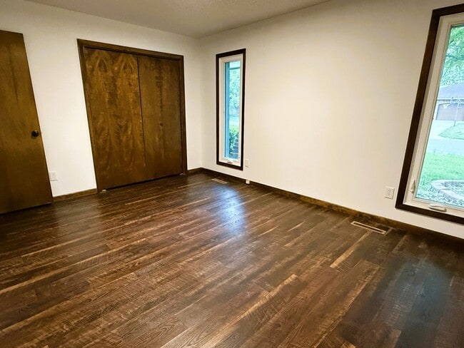 Building Photo - 4 bedroom home with 2 Garages, Finished Basement & Fenced Yard