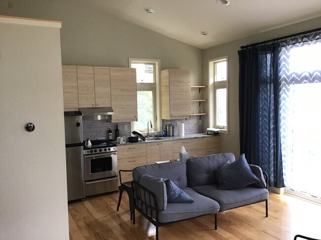 Main room - 454 Conroy St