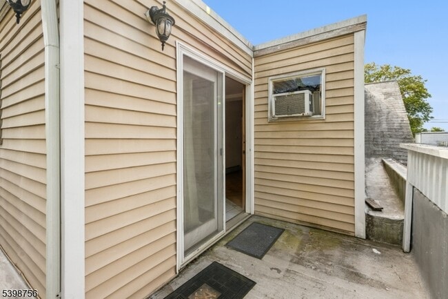 Building Photo - 374 Boyden Ave