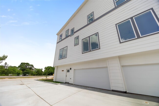 Building Photo - 947 Green Meadow Ln