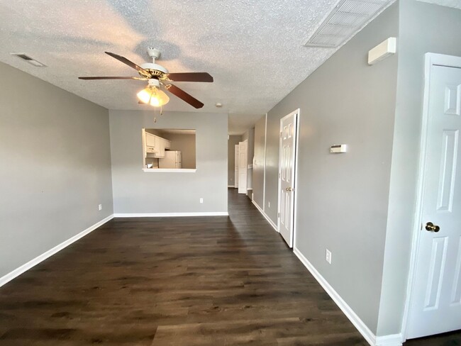 Building Photo - Well Maintained 2 Bedroom Townhome!