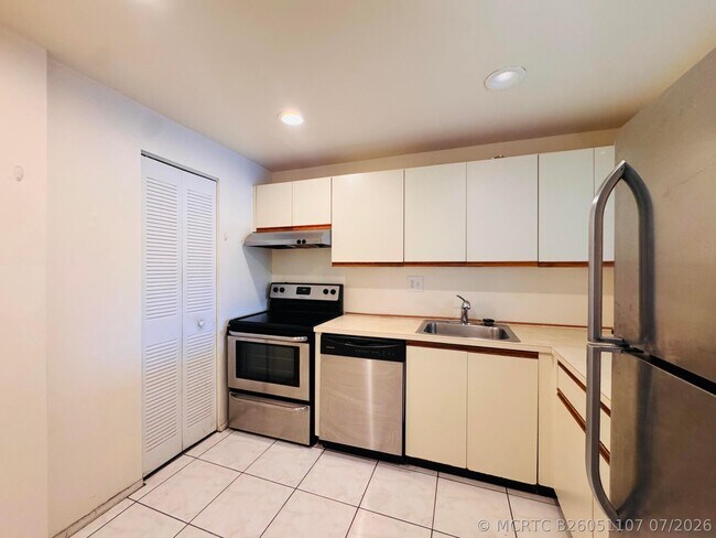 Building Photo - 8025 S Colony Cir