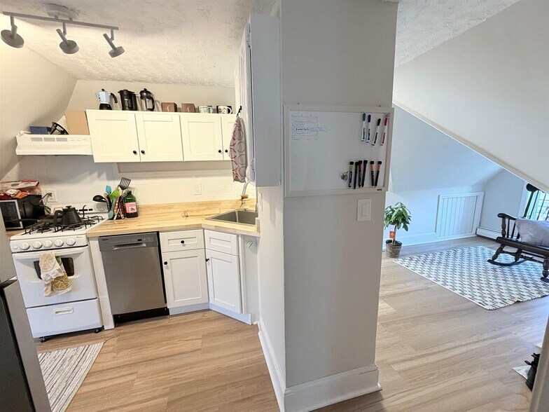 Building Photo - 72 College Ave