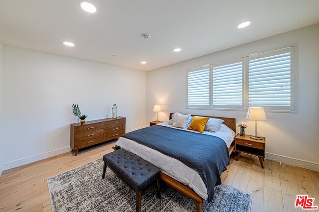 Building Photo - 6142 1/2 Lexington Ave