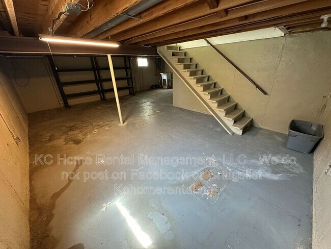 Building Photo - 3870 SW Harbor Dr