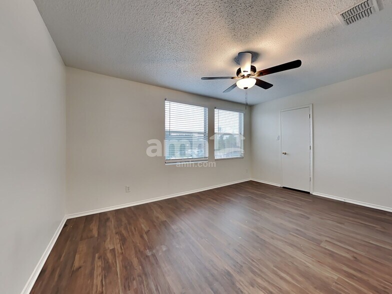 Building Photo - 205 Phlox Ln