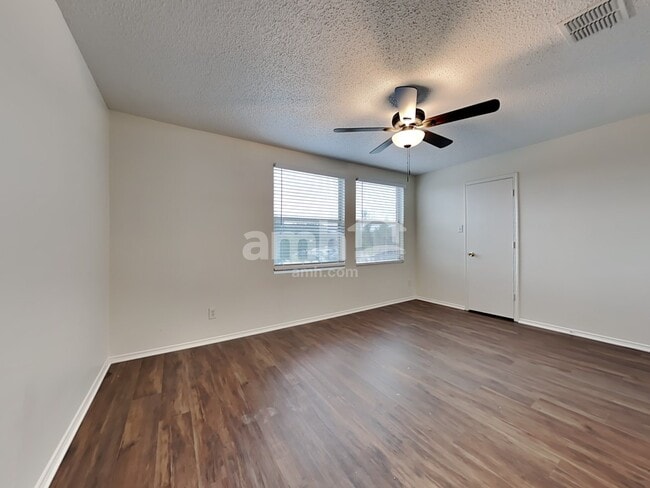 Building Photo - 205 Phlox Ln