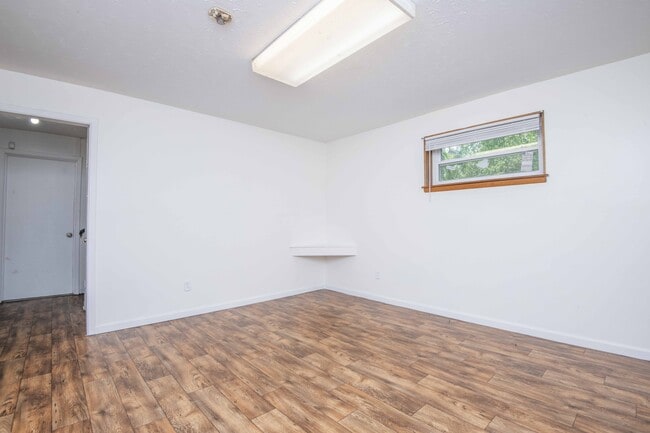 Building Photo - 805 Goldfinch Ave