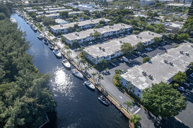 Building Photo - 6299 Bay Club Dr