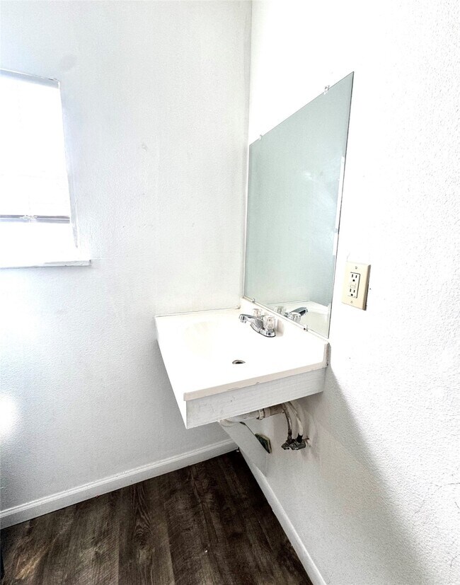 Building Photo - 910 N 67th St