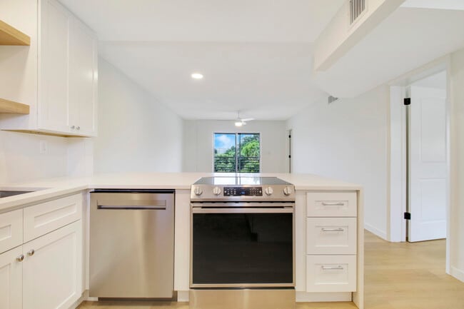 Building Photo - 2770 Garden Dr S