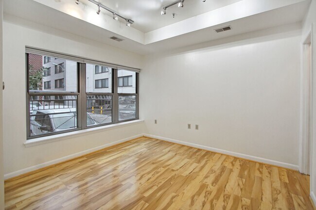 Building Photo - Logan Circle! //Professionally Managed & Recently Renovated // Studio  // Open Floor-Plan in a Mo...