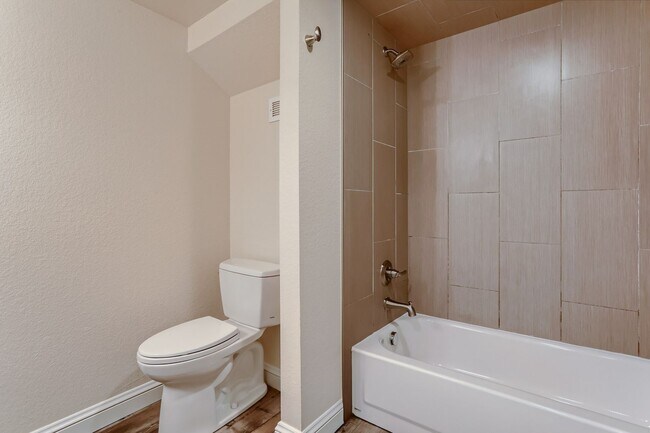 Building Photo - Amazing 4BR, 2BTH in Denver!