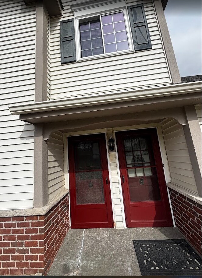 Building Photo - 542 Pewaukee Rd